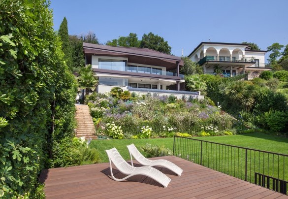 Detail of the sunbathing area adjacent to the lake	- Villa Grace