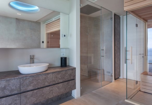 Detail of the lakefront bathroom with sauna and tub on the 1st floor - Villa Grace