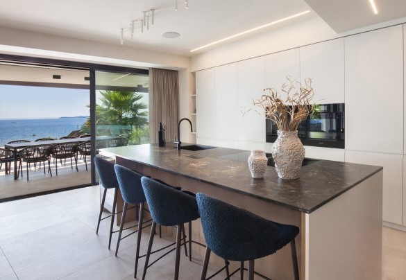 Kitchen island with chairs - Villa Grace