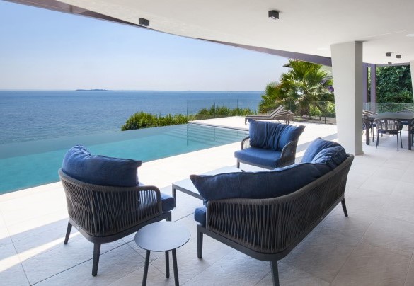 Detail of the lounge area facing the pool - Villa Grace