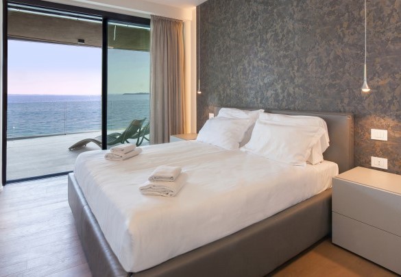 Double bedroom (3) with lake view - Villa Grace
