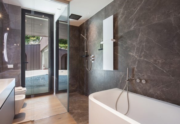 Bathroom n.4 with shower and bathtub for double bedrooms on the 1st floor - Villa Grace