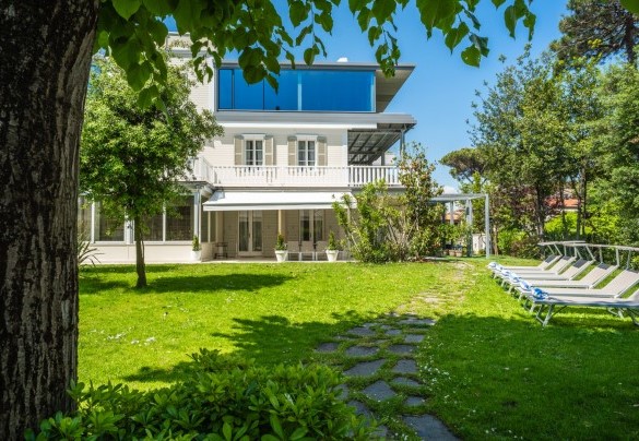 Lo splendido giardino ben curato circondato da vegetazione rigogliosa e completamente recintato – Villa Guidi