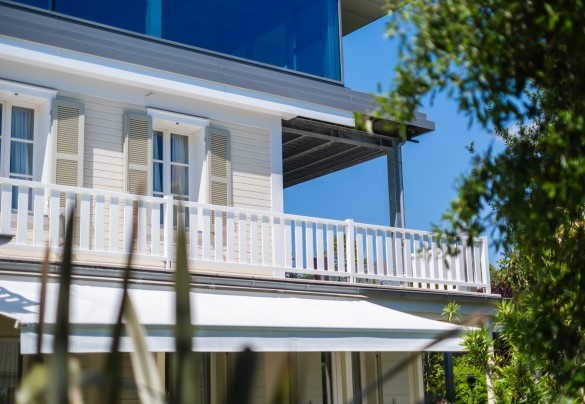 L'ampia terrazza di circa 75 mq con vista sul giardino e dotata di confortevoli divani e poltrone – Villa Guidi