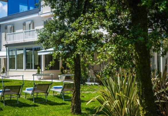 The swimming pool is located in a sunny position not far from the villa, just a few metres from the outdoor dining and sitting area – Villa Guidi