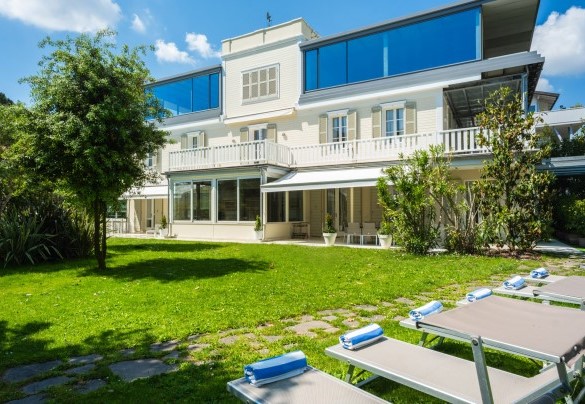 Nella parte davanti alla villa, troviamo una zona pranzo all’aperto e un salotto che vi permetterà di gustare piacevoli colazioni o splendide cene – Villa Guidi