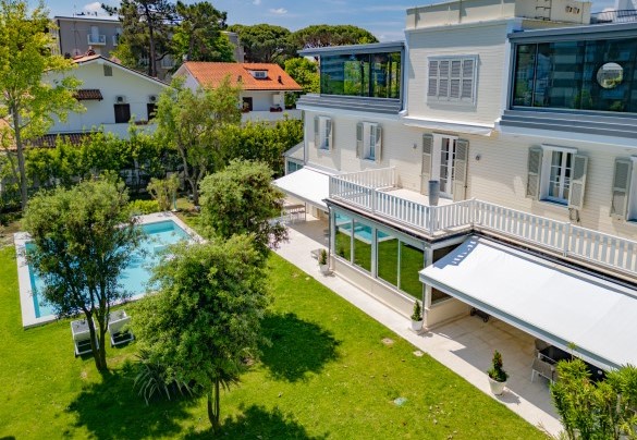 Lo splendido giardino ben curato circondato da vegetazione rigogliosa e completamente recintato – Villa Guidi