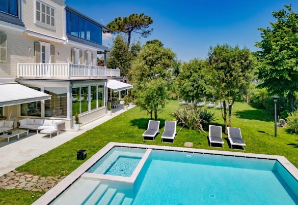La piscina si trova, in posizione soleggiata, poco distante dalla villa, a pochi metri dalla zona pranzo e living esterna – Villa Guidi