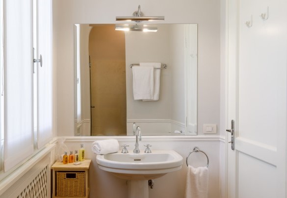Bagno en-suite con doccia al piano terra – Villa Guidi