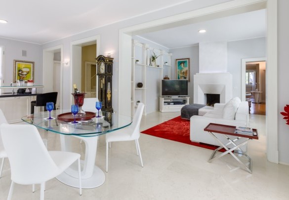 Una delle due ampie e luminose zone giorno, ciascuna costituita da soggiorno, zona pranzo e cucina – Villa Guidi
