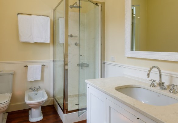 Bagno en-suite con doccia al primo piano – Villa Guidi