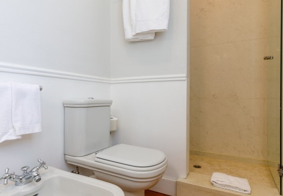 Bagno en-suite con doccia al piano terra – Villa Guidi