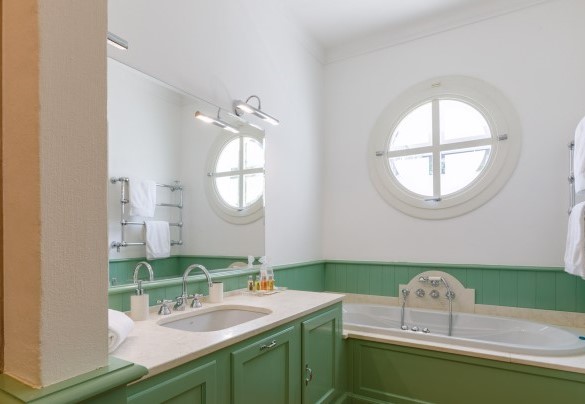 Bagno en-suite con vasca idromassaggio e doccia al primo piano – Villa Guidi