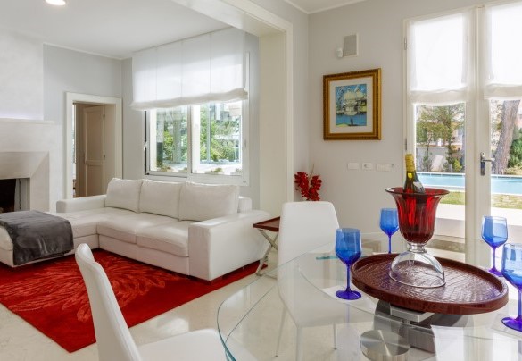 Una delle due ampie e luminose zone giorno, ciascuna costituita da soggiorno, zona pranzo e cucina – Villa Guidi