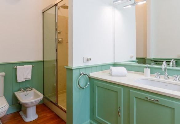 Bagno en-suite con vasca idromassaggio e doccia al primo piano – Villa Guidi