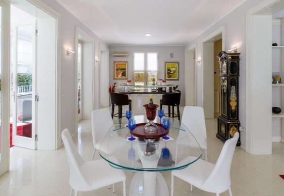 Una delle due ampie e luminose zone giorno, ciascuna costituita da soggiorno, zona pranzo e cucina – Villa Guidi