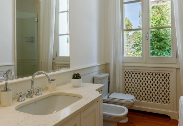 Bagno en-suite con doccia al primo piano – Villa Guidi