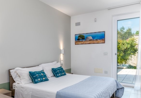 La camera matrimoniale n.2 ha una porta finestra che consente l’uscita diretta verso l’esterno – Villa I Chiani