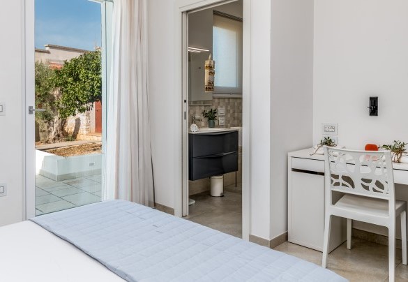 La camera matrimoniale n.2 ha il suo bagno con doccia en-suite n.2 – Villa I Chiani