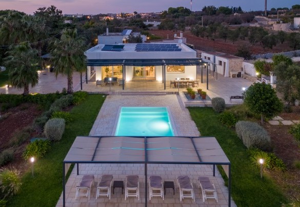 Sarà piacevole utilizzare la piscina anche la sera grazie alla sapiente illuminazione - Villa I Chiani