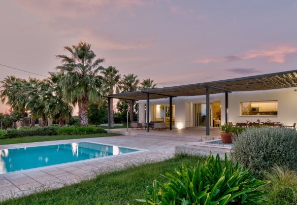 La zona giorno e la cucina affacciano sul grande patio vista piscina - Villa I Chiani