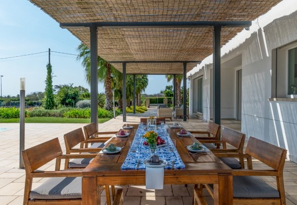 Il terrazzo coperto, antistante la zona living della casa, offre nelle calde giornate estive, ristoro, relax e convivialità al riparo dal solleone – Villa I Chiani