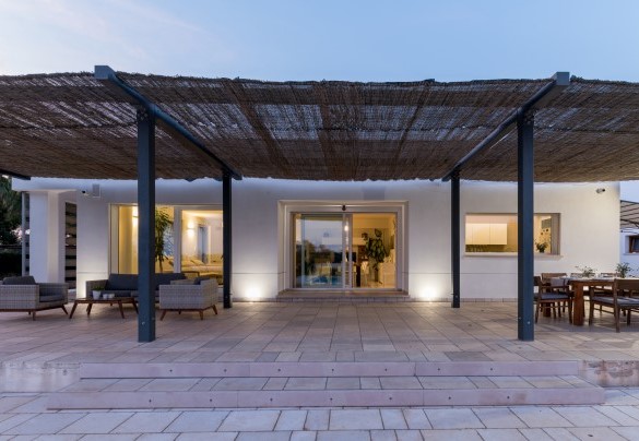 Il grazioso terrazzo coperto della zona living, è adiacente la piscina e offre ristoro nelle calde giornate estive - Villa I Chiani
