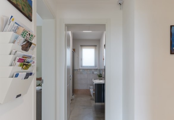 Di fronte al salotto, oltre la porta del disimpegno, trova spazio il bagno con doccia n.1 – Villa I Chiani