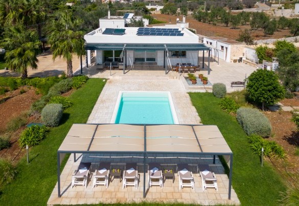 Il parco è caratterizzato da piante di rosmarino e lavanda, mentre il vialetto è segnato da maestose palme - Villa I Chiani