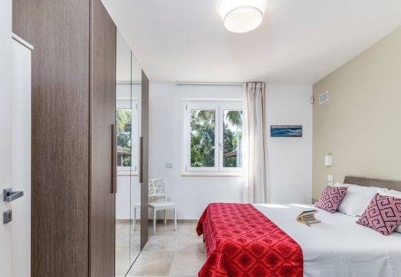 La camera matrimoniale n.1 ha affaccio sull’ingresso della proprietà ed è accessibile dal disimpegno della zona notte – Villa I Chiani
