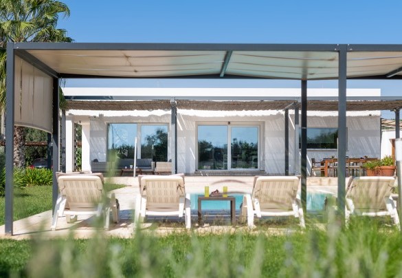 La piscina regna nel centro della proprietà e si sviluppa frontalmente alla zona living dalla quale dista solo pochi metri - Villa I Chiani