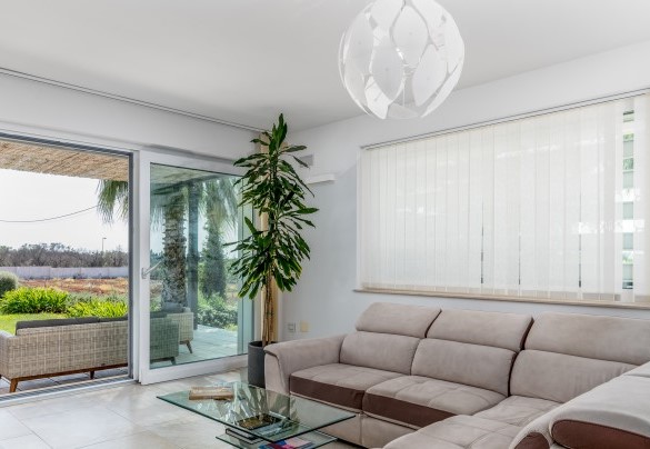 Questo ambiente è ideale per rilassarsi al fresco ammirando la meravigliosa piscina attraverso la grande porta vetrata che affaccia sul patio – Villa I Chiani