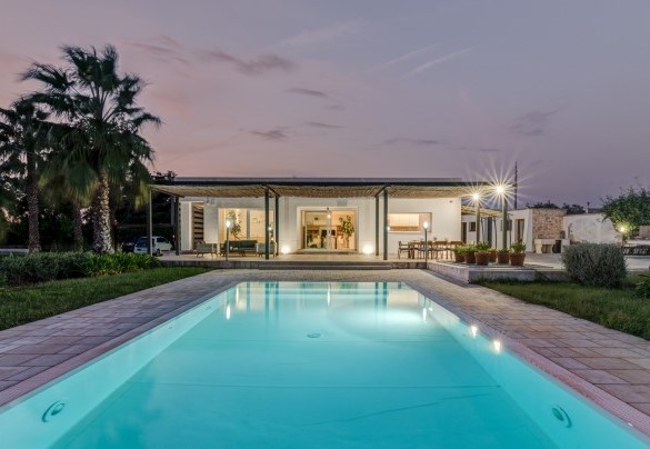 La piscina è utilizzabile anche di sera grazie all’illuminazione interna ed esterna - Villa I Chiani