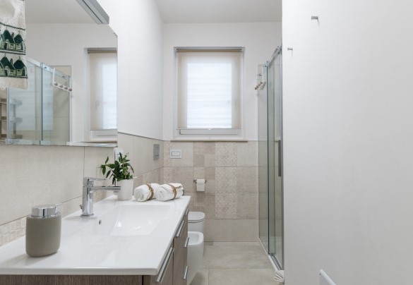 Il bagno con doccia n.3 è funzionale alla camera matrimoniale n.3 ed alla camera doppia con letti unibili n.4, che vi accedono dal piccolo disimpegno della suite – Villa I Chiani