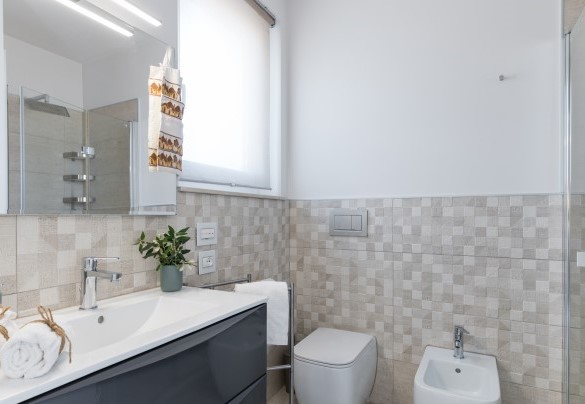 Il bagno con doccia en-suite alla camera matrimoniale n.2 gode di una finestra sull’esterno – Villa I Chiani