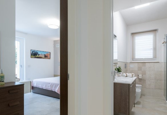 La camera n.3 e il bagno con doccia n.3 sono adiacenti ed hanno entrambe accesso dal disimpegno della zona notte varcando la porta della suite – Villa I Chiani