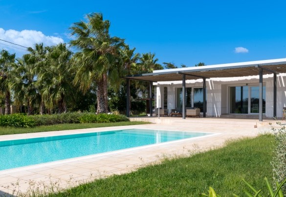 Due gradini separano il living esterno dalla piscina - Villa I Chiani