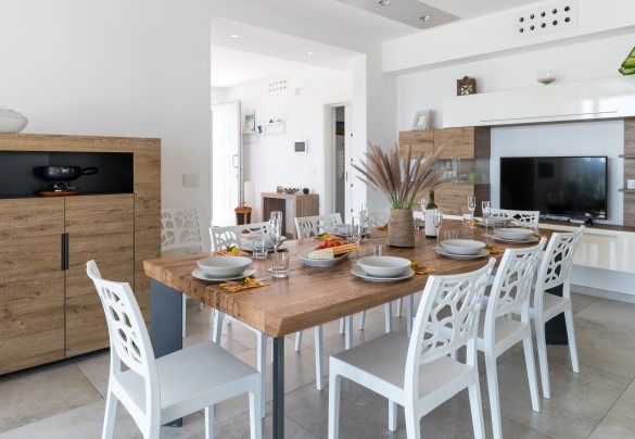 Adiacente all’ingresso/salotto si apre la sala da pranzo ben organizzata e con un ampio tavolo di design collocato al centro della stanza - Villa I Chiani