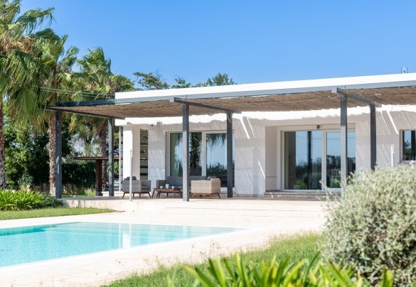 Il grande patio esterno ospita un salottino ed un comodo tavolo da pranzo - Villa I Chiani