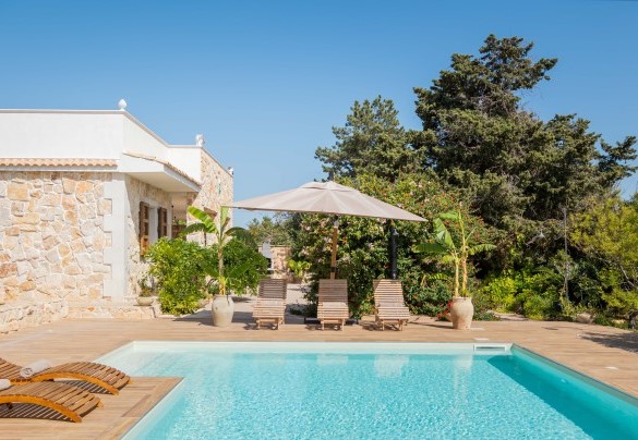 Magnifica piscina con lettini – VILLA I MORI