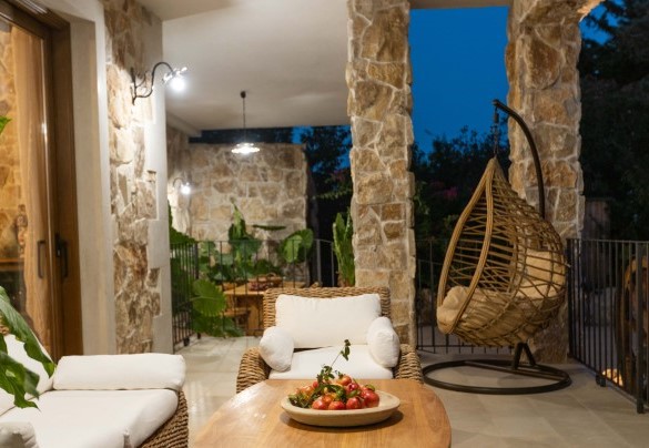 Graziosa area living esterna illuminata di sera – Villa I Mori