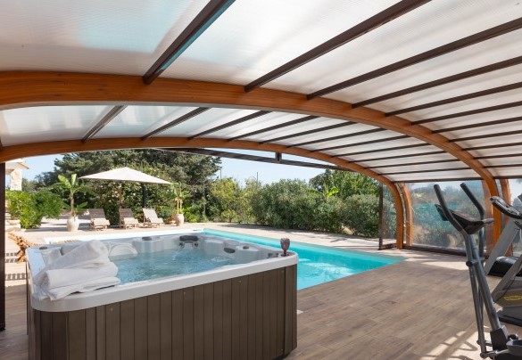 La jacuzzi e comoda palestra esterna – Villa I Mori
