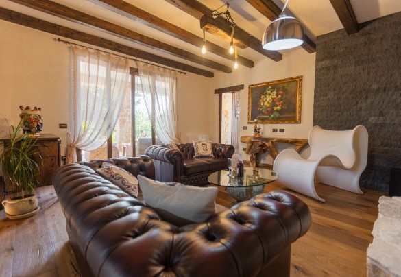 Il salotto in stile rustico – Villa I Mori