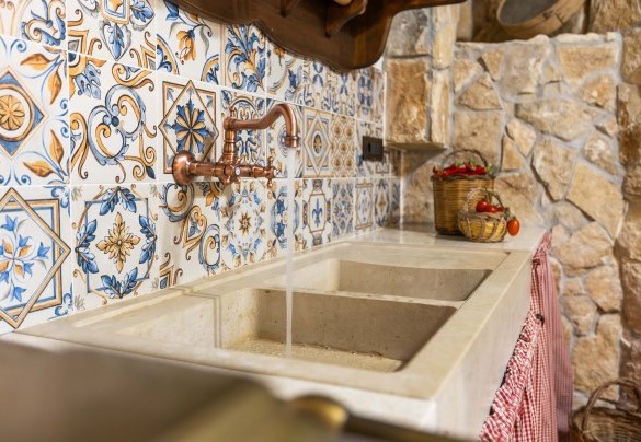 Originale lavabo in marmo – Villa I Mori