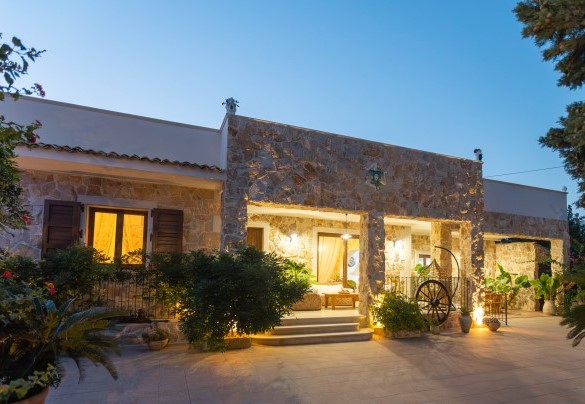 Elegante facciata della villa illuminata di sera – Villa I Mori