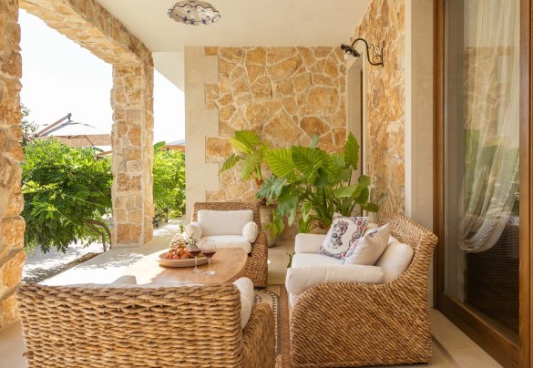 Caratteristica zona living esterna sotto la pergola – Villa I Mori
