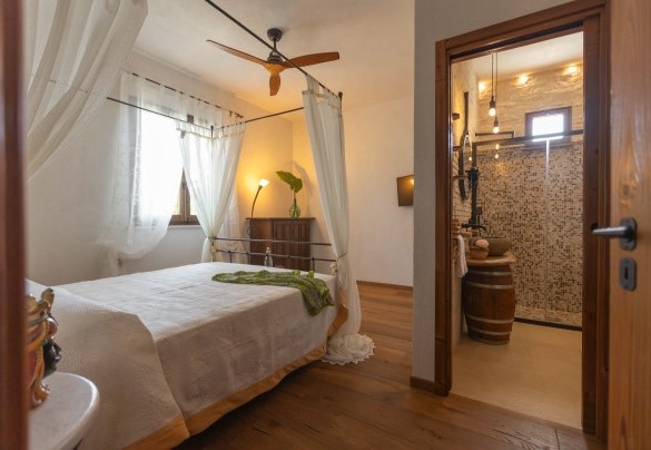 La camera da letto matrimoniale con bagno ensuite – Villa I Mori