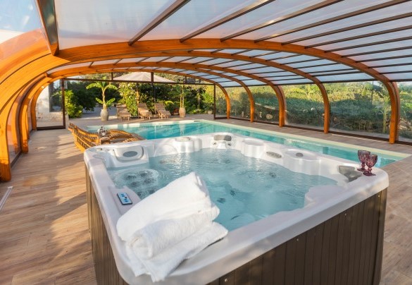 Jacuzzi e piscina con copertura – Villa I Mori