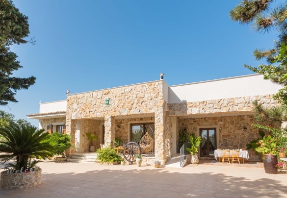 Facciata esterna con pietra a vista - Villa I Mori