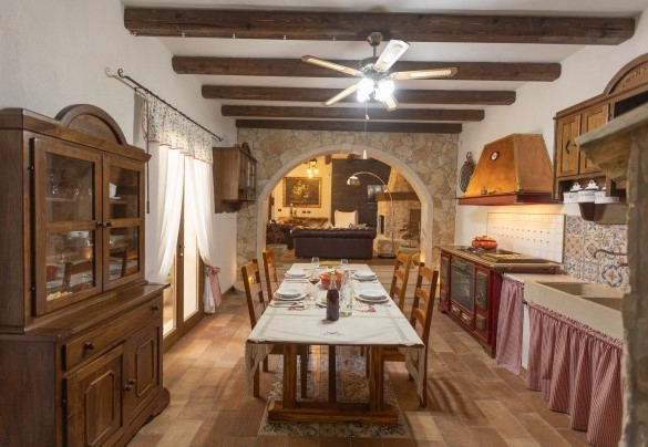 Graziosa cucina in stile rustico con sala da pranzo – Villa I Mori